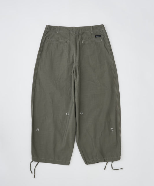 【予約】studded rough backsatin wide military pant