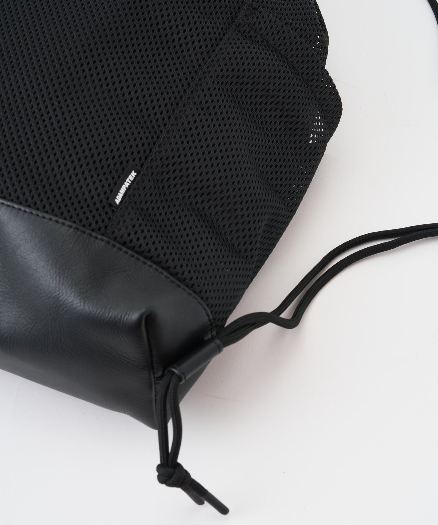 〈予約〉Leather trimmed  mesh drawstring bag