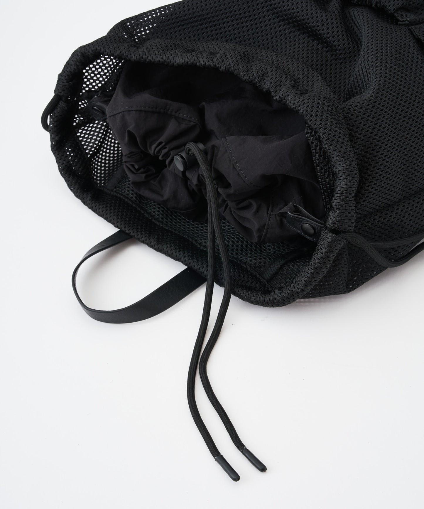 〈予約〉Leather trimmed  mesh drawstring bag