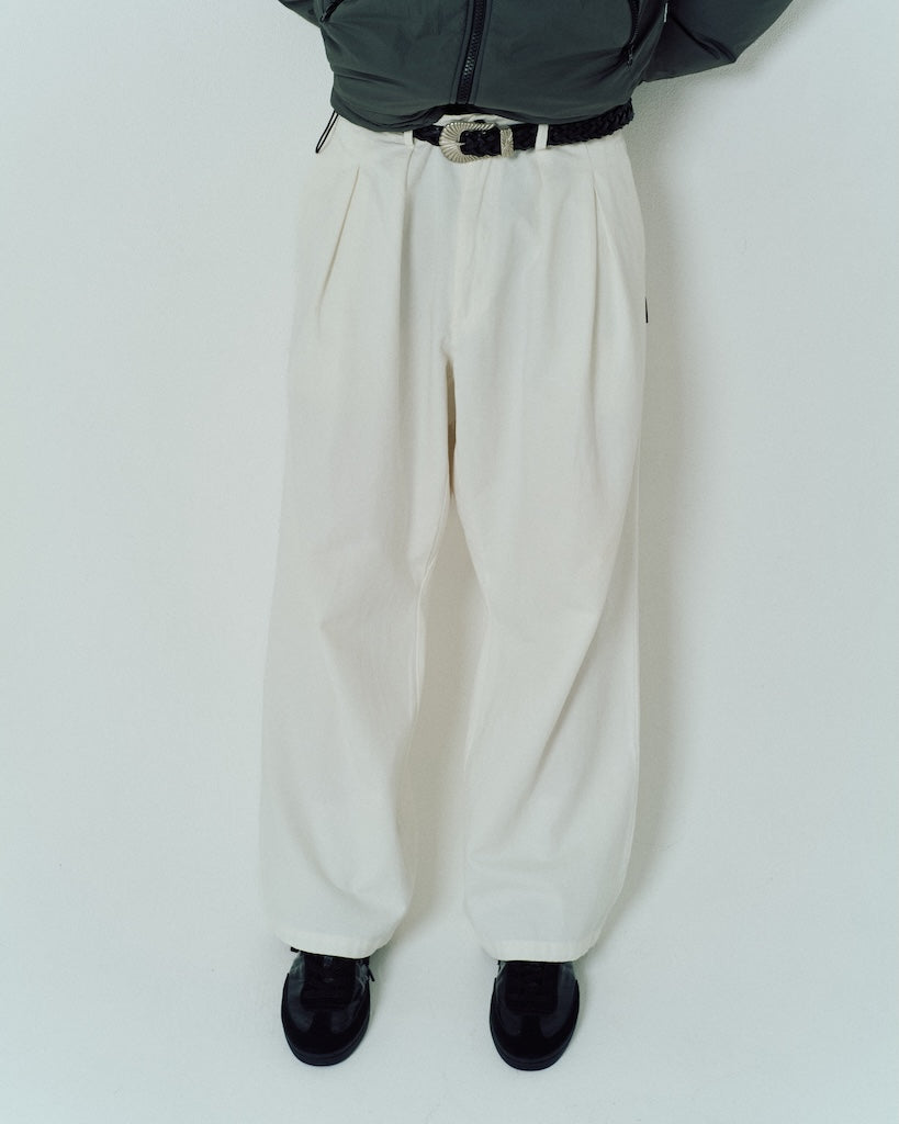 generous tuck relax chino pants