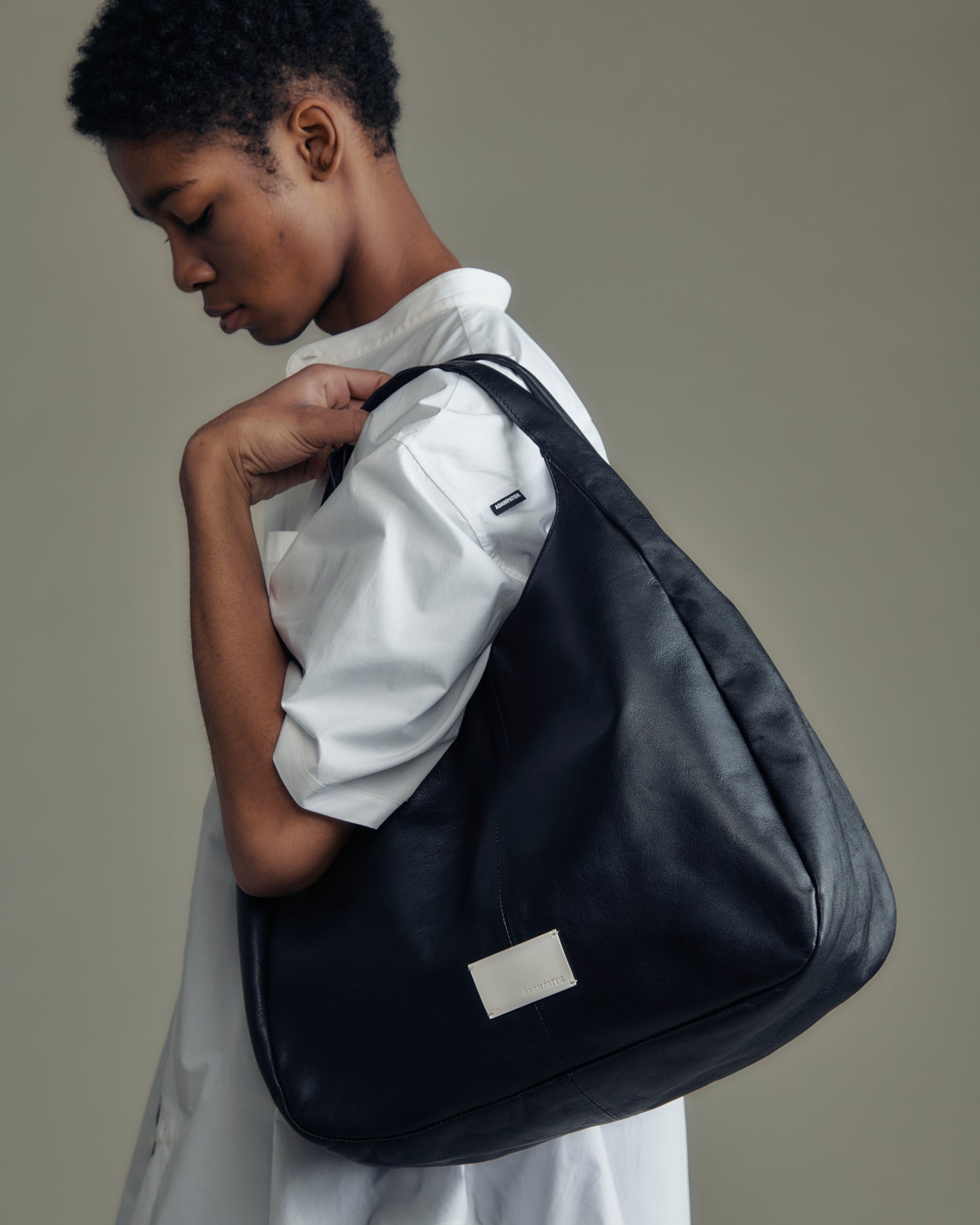 water repellent leather oneshoulder tote bag