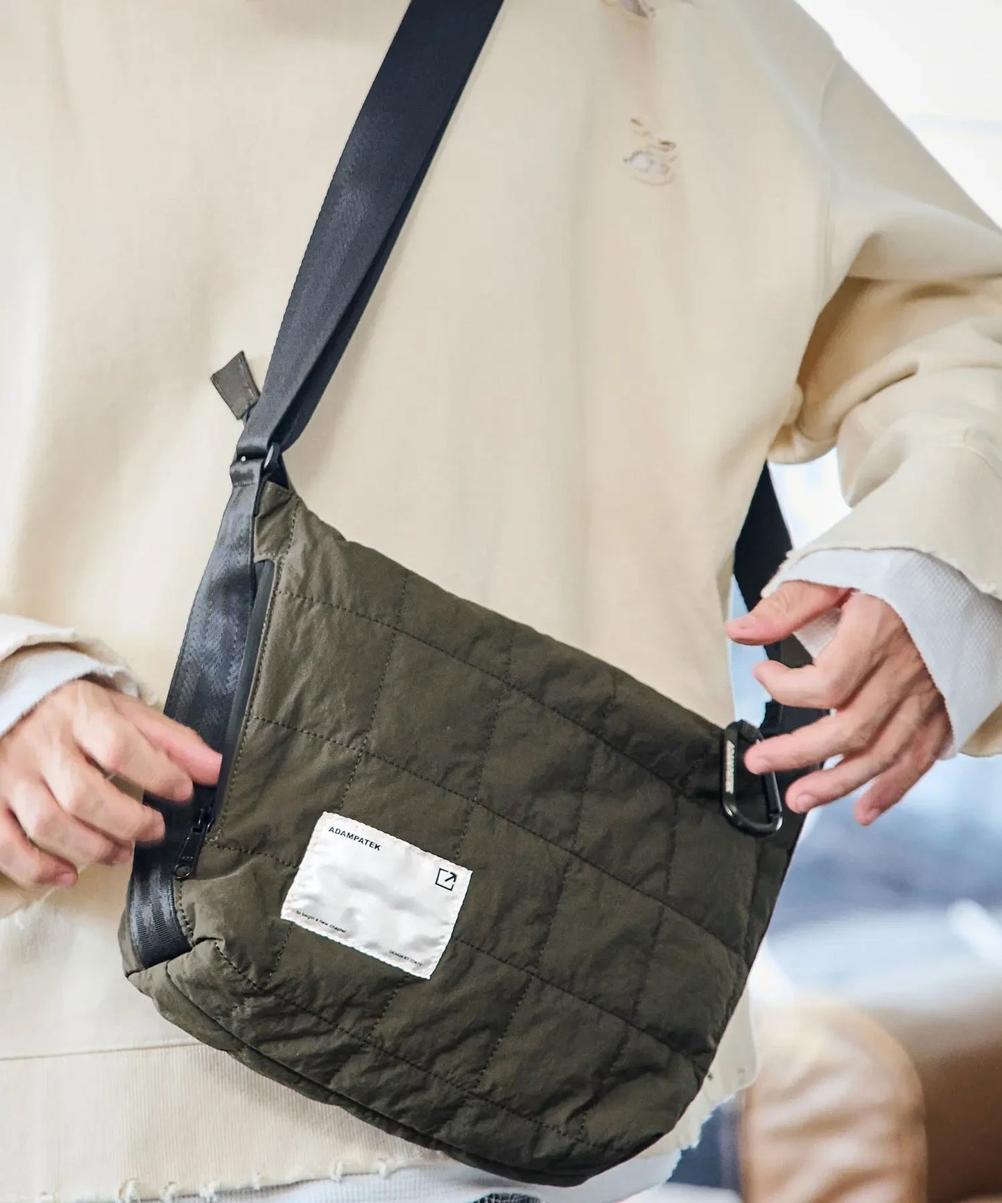 square quilt middle shoulder bag