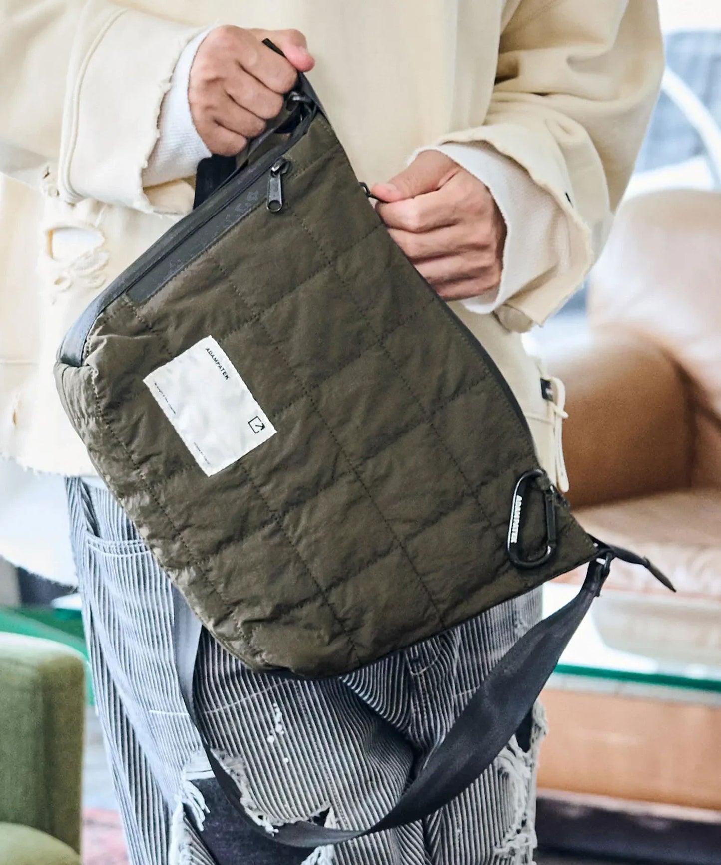 square quilt middle shoulder bag