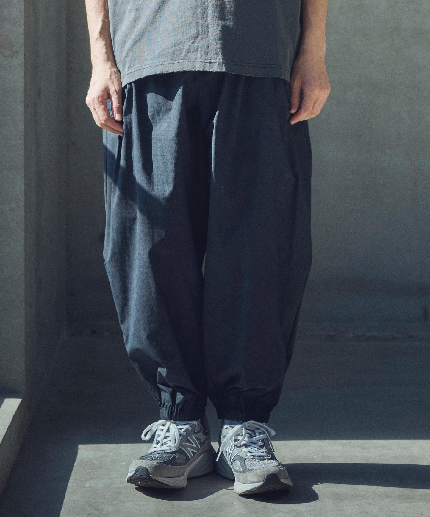uneven dyeing tuck relax pants