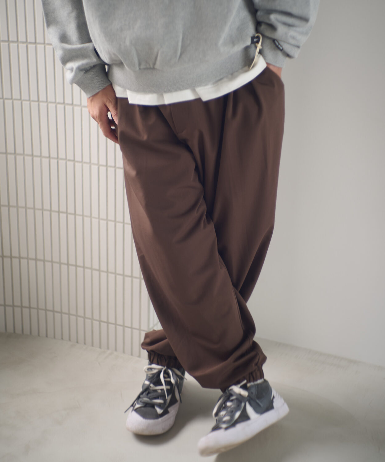 generous tuck relax pants_AP2428001_ボトムス