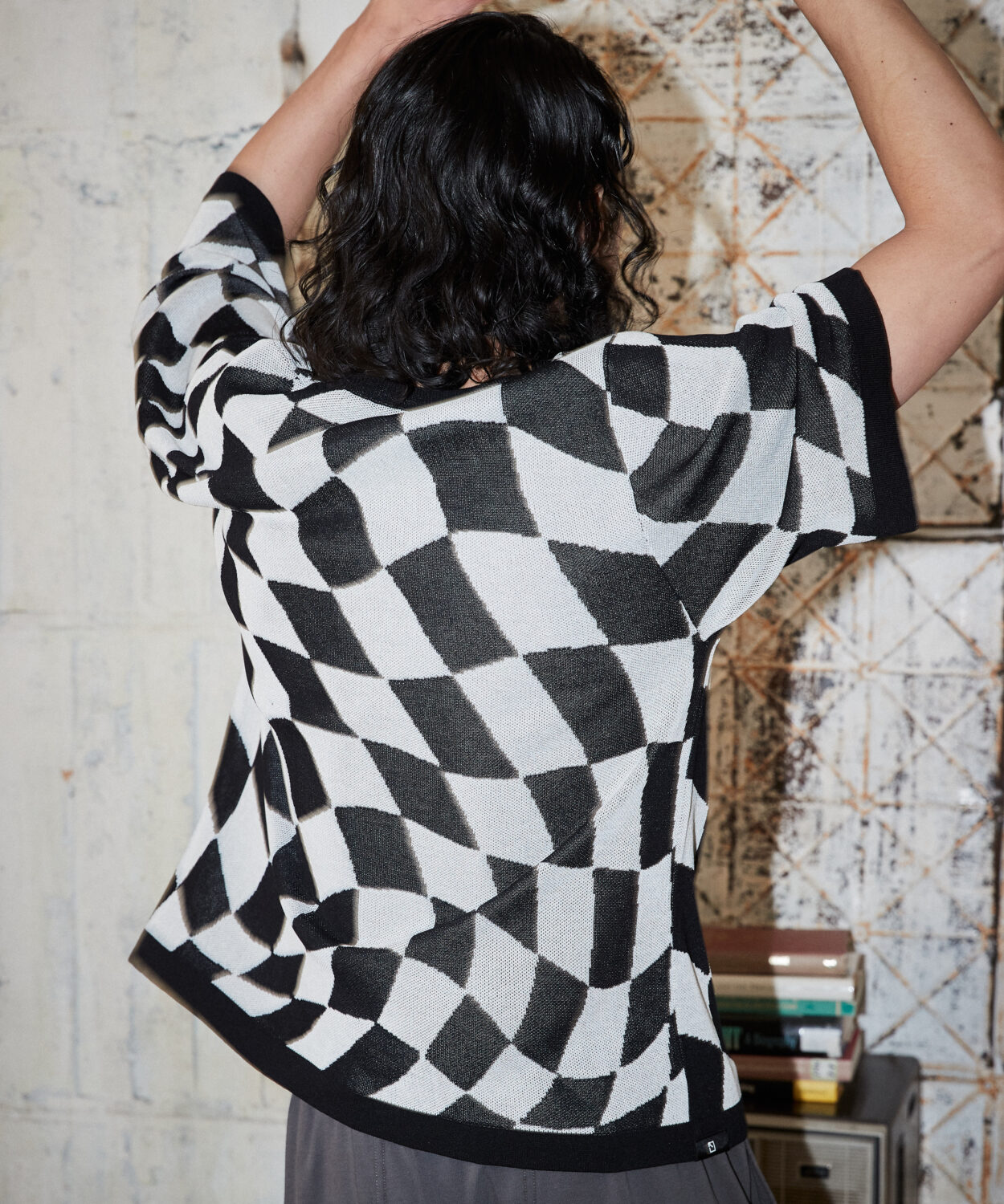 skewedcheckpatternshortsleeveknit_AP2311037_トップス3