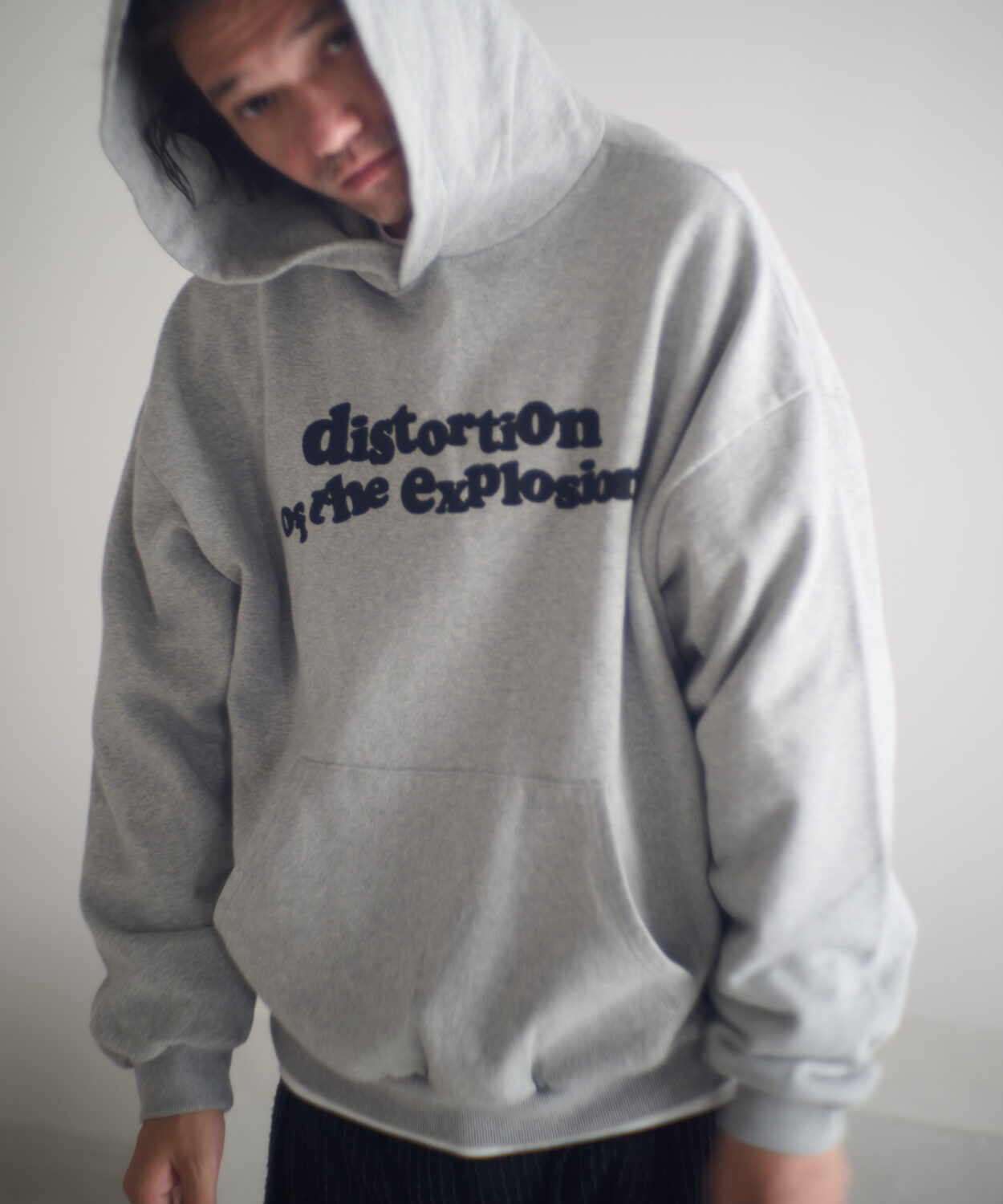【予約商品10月中旬〜下旬】distortionpulloverhoodie_AP2524024_トップス1