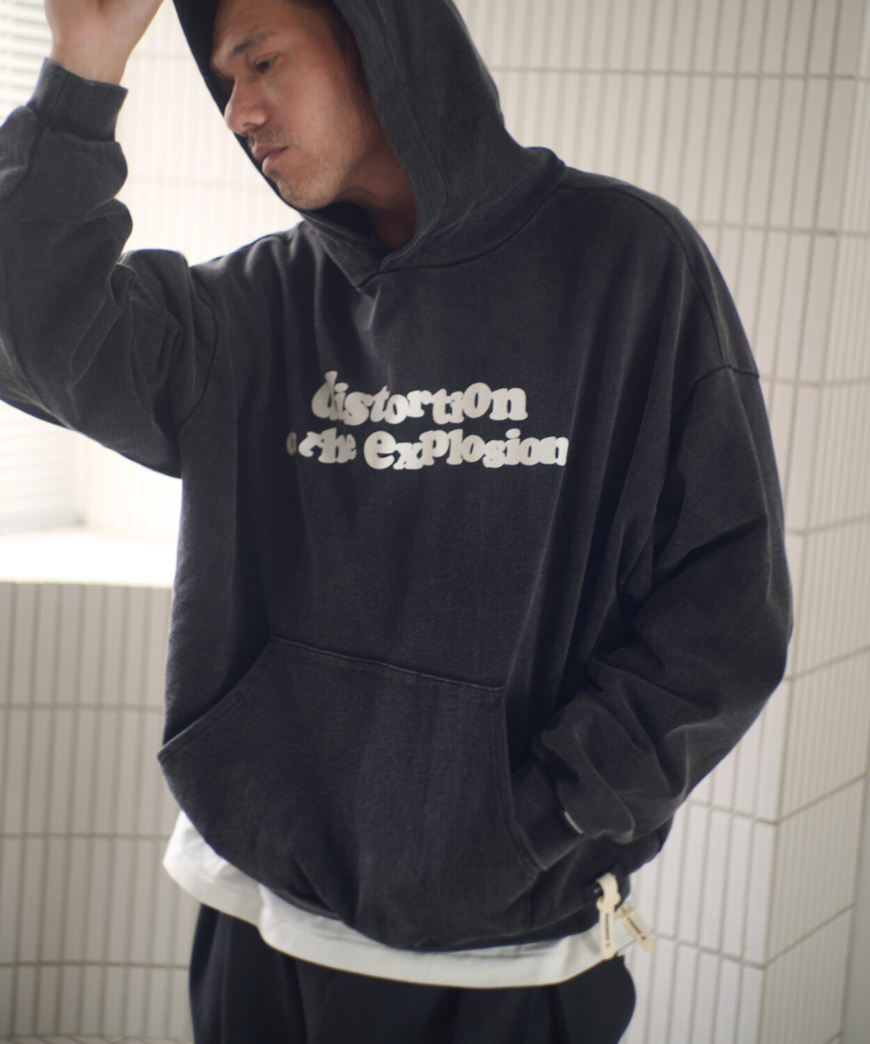 【予約商品10月中旬〜下旬】distortionpulloverhoodie_AP2524024_トップス3