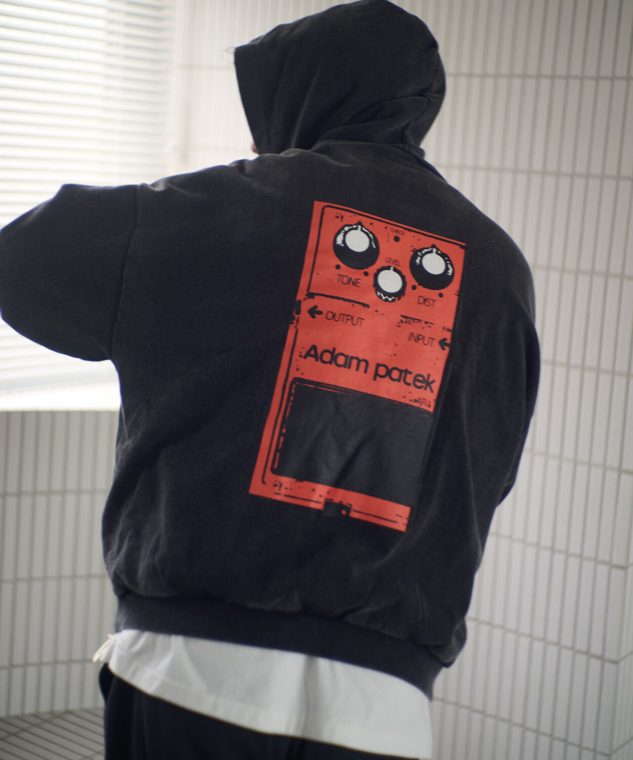 【予約商品10月中旬〜下旬】distortionpulloverhoodie_AP2524024_トップス4