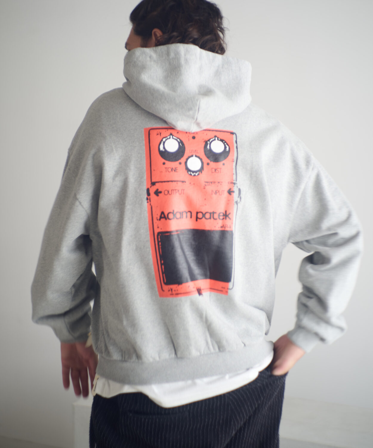 【予約商品10月中旬〜下旬】distortionpulloverhoodie_AP2524024_トップス2