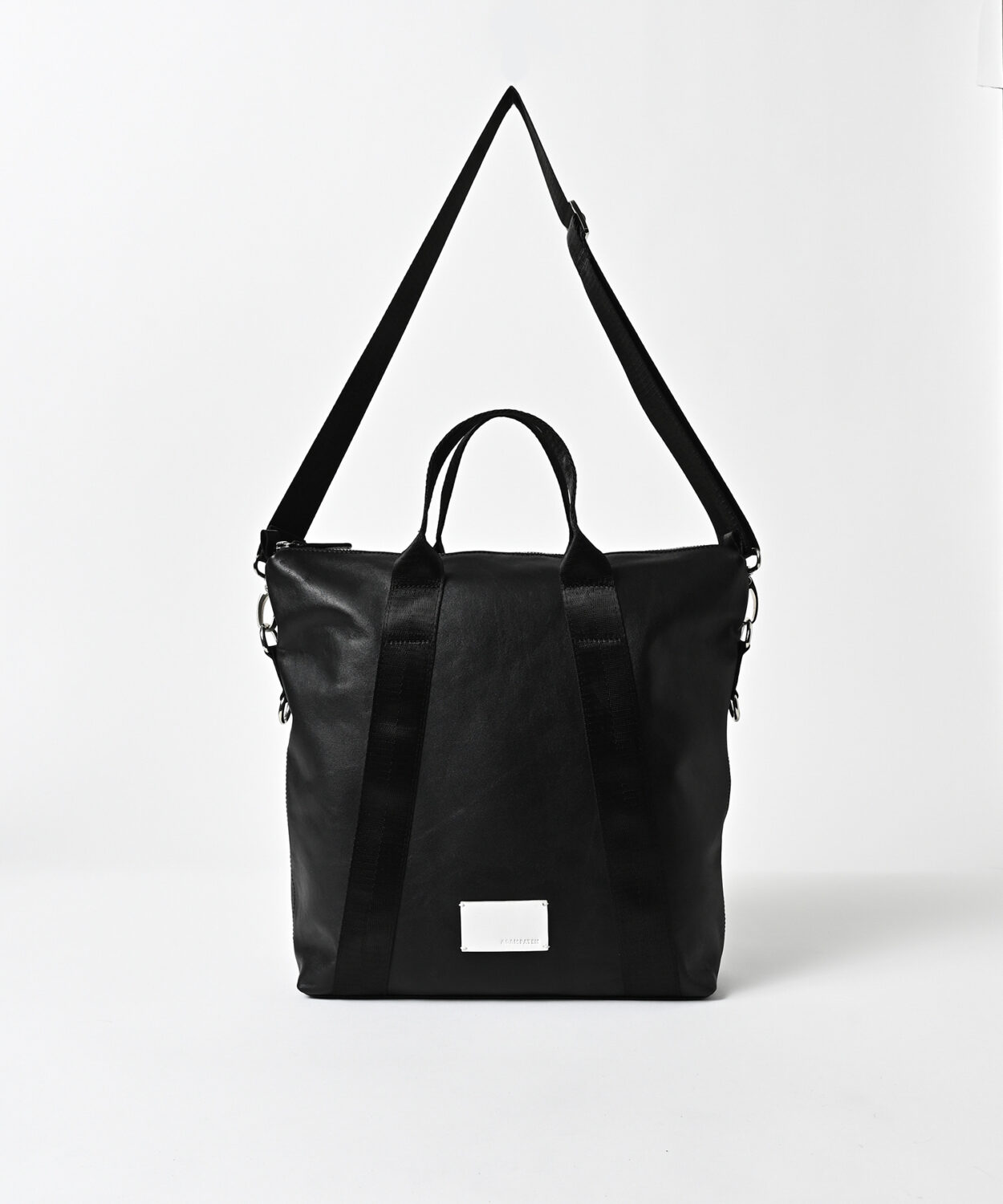 洗練と機能をまとう、ADAMPATEK最新バッグコレクション