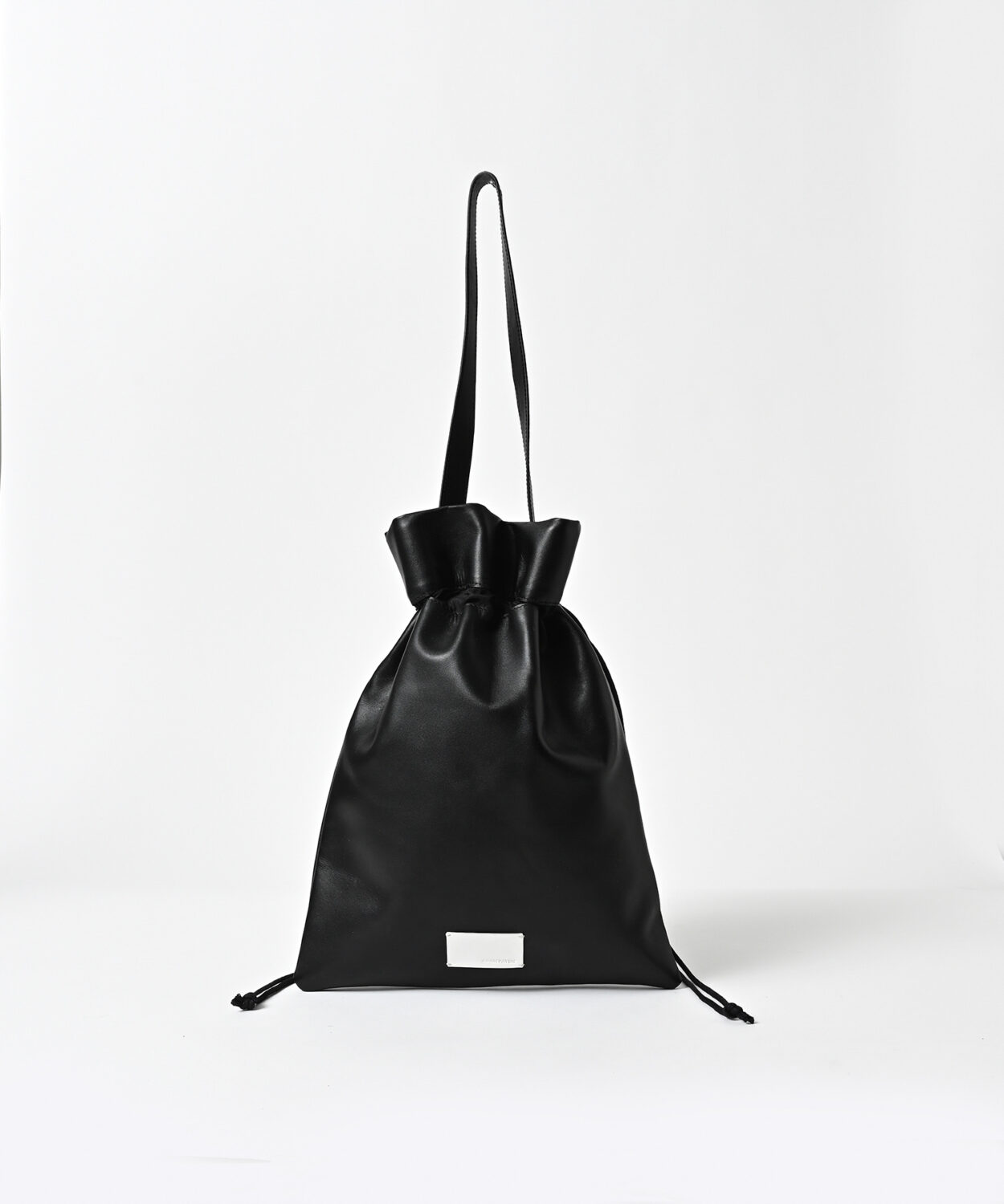 洗練と機能をまとう、ADAMPATEK最新バッグコレクション